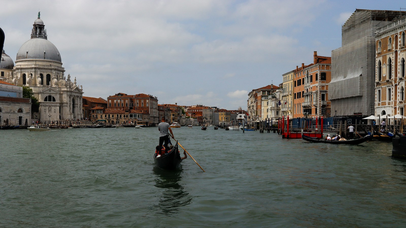 Gondola or traghetto? The Venetian way to cross the Grand Canal